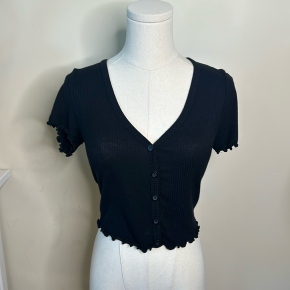 Live in the Moment Balck Tee frilled sleeve button v-neck soft t-shirt small - Picture 1 of 7